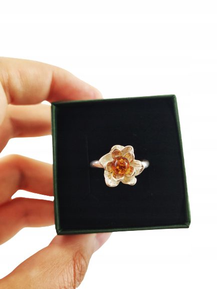 Pierścionek srebrny z bursztynem - kwiatek