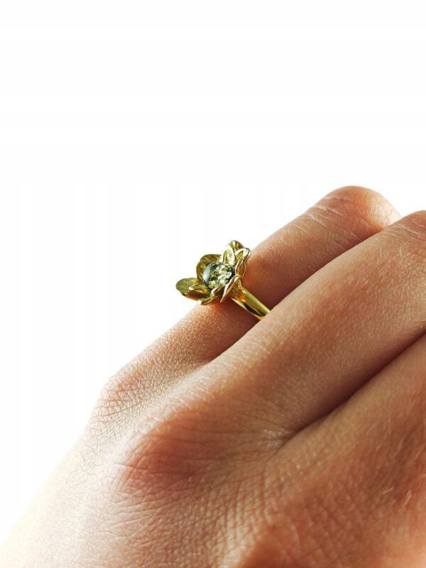 Pierścionek srebrny pozłacany z bursztynem - kwiatek