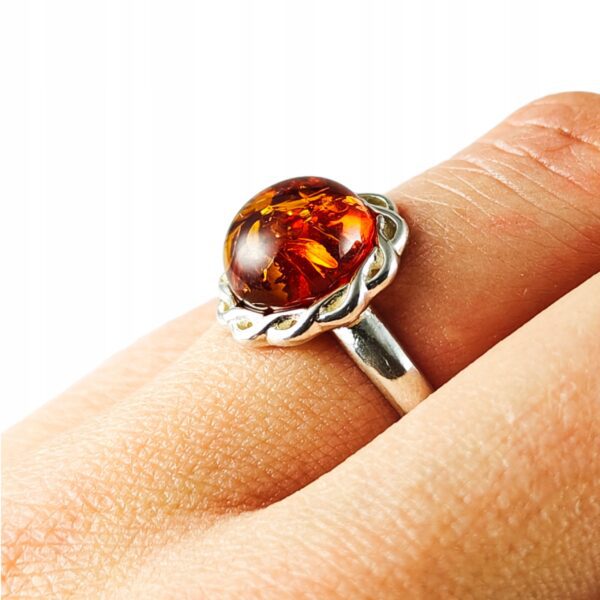 Pierścionek srebrny z bursztynem - okrągły delikatny