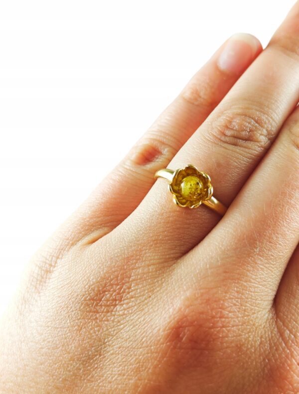 Pierścionek srebrny pozłacany z bursztynem - kwiatek