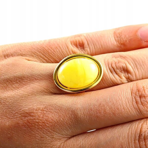 Pierścionek złoty regulowany z mlecznym bursztynem - owalny klasyczny - srebro pozłacane