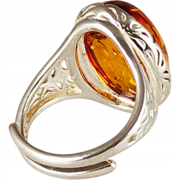 Pierścionek srebrny z bursztynem - owalny z ażurowym zdobieniem