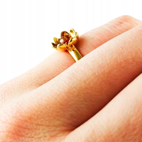 Pierścionek srebrny pozłacany z bursztynem - kwiatek