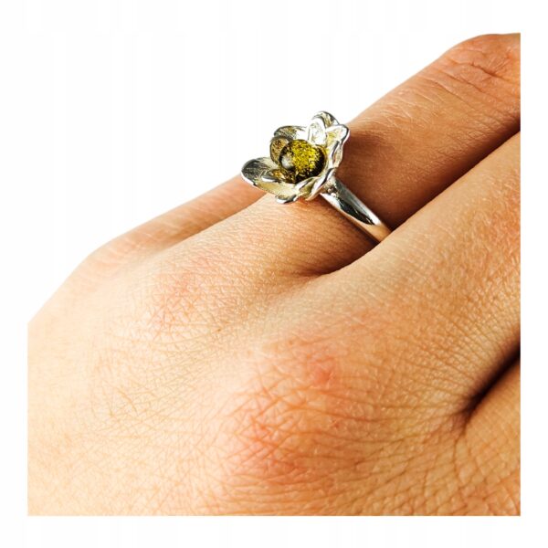 Pierścionek srebrny regulowany z zielonym bursztynem - kwiatek