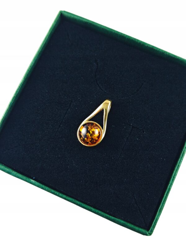 c479ff8b88e079b66e848ccec2c2c992.jpg Wisiorek złoty z koniakowym bursztynem - delikatny - srebro pozłacane