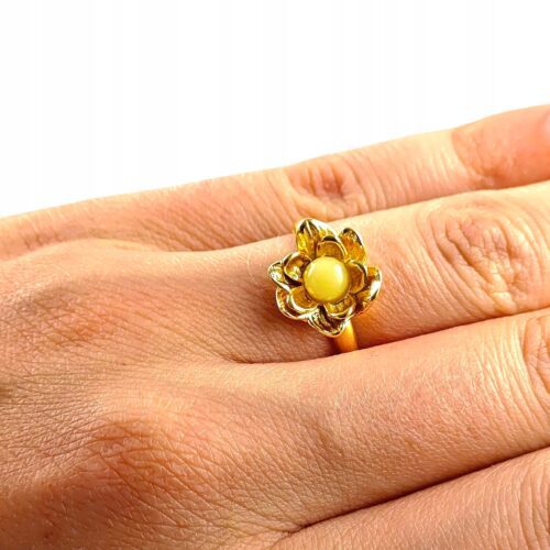 Pierścionek srebrny pozłacany z mlecznym bursztynem - kwiatek - regulowany