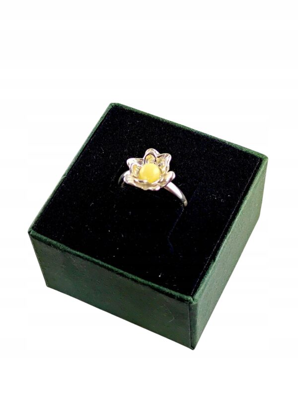 Pierścionek srebrny regulowany z mlecznym bursztynem - kwiatek