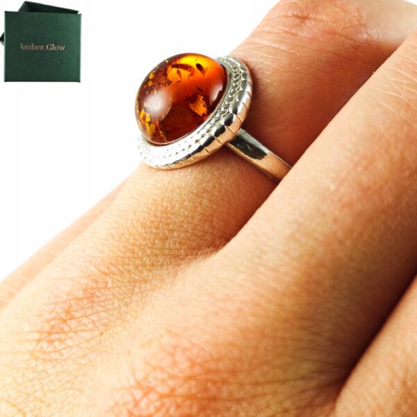 Pierścionek srebrny z bursztynem - okrągły