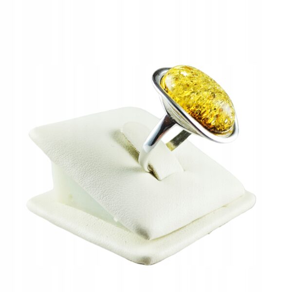 Pierścionek srebrny z bursztynem - owalny klasyczny