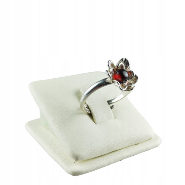 Pierścionek srebrny z bursztynem - kwiatek