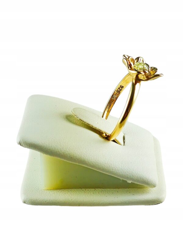 Pierścionek srebrny pozłacany z bursztynem - kwiatek