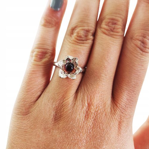 Pierścionek srebrny z bursztynem - kwiatek