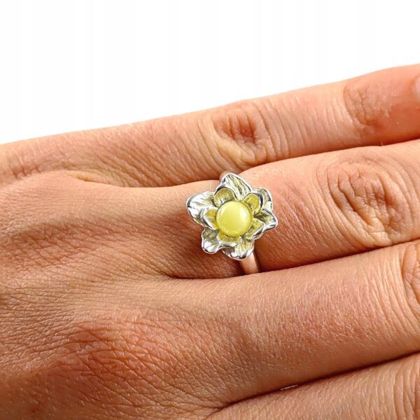 Pierścionek srebrny regulowany z mlecznym bursztynem - kwiatek