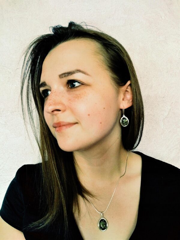 d935926d5b7a8c5345ac0e63865efb86.jpg Wisiorek srebrny z zielonym bursztynem