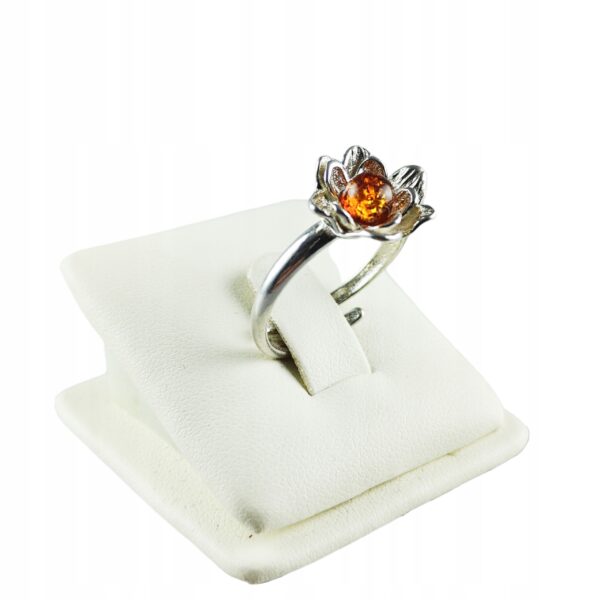 Pierścionek srebrny z bursztynem - kwiatek
