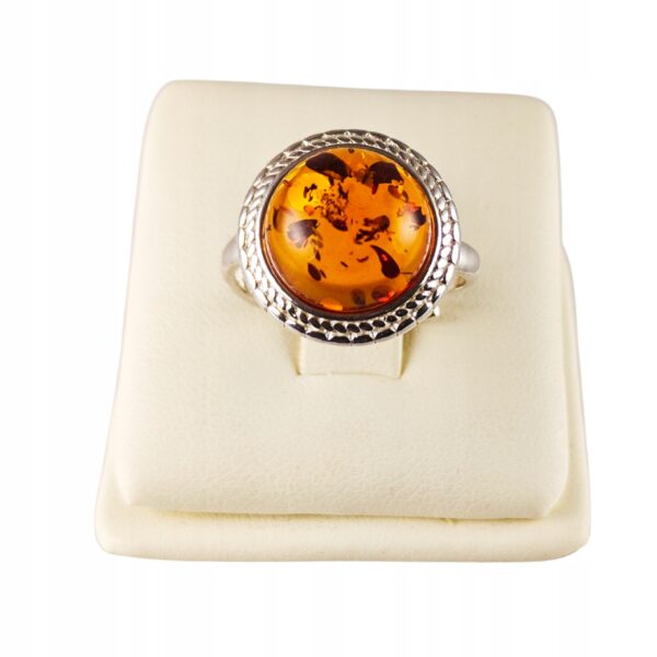 Pierścionek srebrny z bursztynem - okrągły