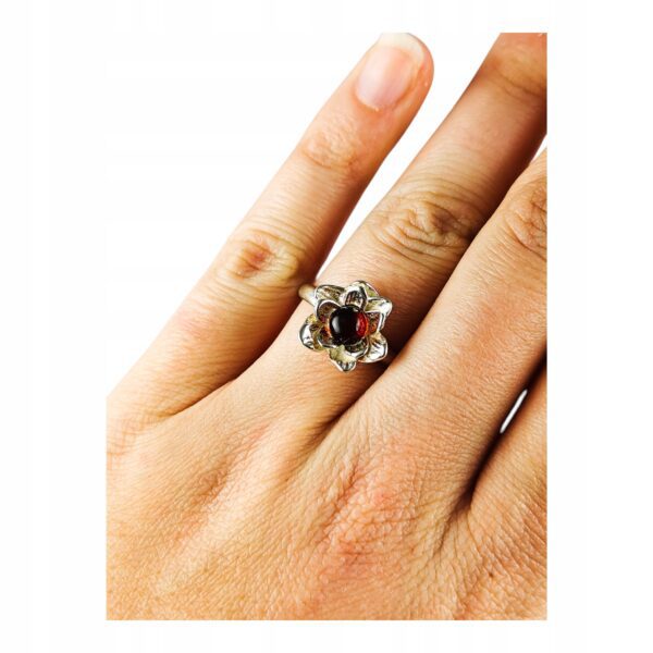 Pierścionek srebrny z bursztynem - kwiatek