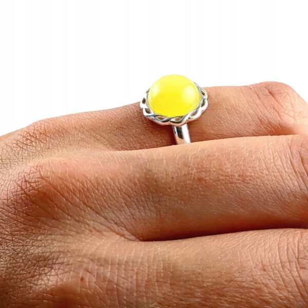 Pierścionek srebrny regulowany z mlecznym bursztynem - okrągły delikatny