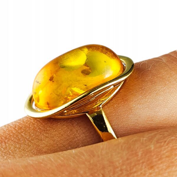 Pierścionek srebrny pozłacany z bursztynem - owalny klasyczny