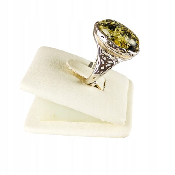 Pierścionek srebrny z bursztynem - owalny z ażurowym zdobieniem