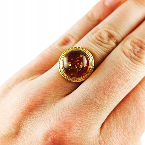 Pierścionek srebrny pozłacany z bursztynem - okrągły