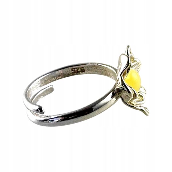 Pierścionek srebrny regulowany z mlecznym bursztynem - kwiatek