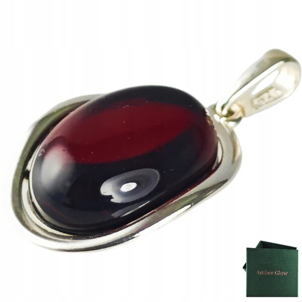 Wisiorek srebrny z wiśniowym bursztynem