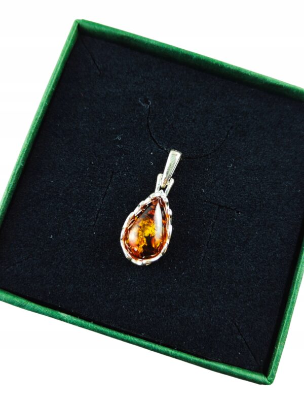 Wisiorek srebrny z koniakowym bursztynem - koronkowy