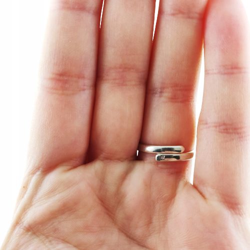 Pierścionek srebrny regulowany z mlecznym bursztynem - owalny klasyczny