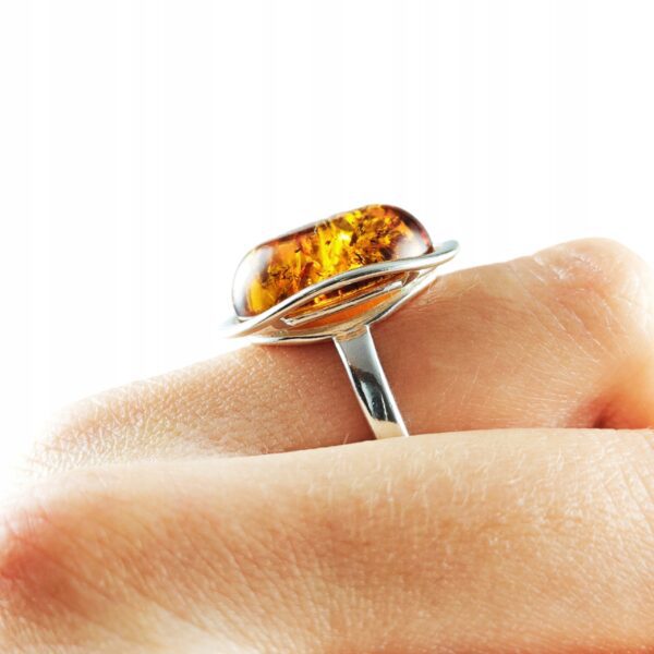 Pierścionek srebrny z bursztynem - owalny klasyczny