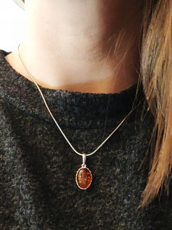 Wisiorek srebrny z koniakowym bursztynem - koronkowy