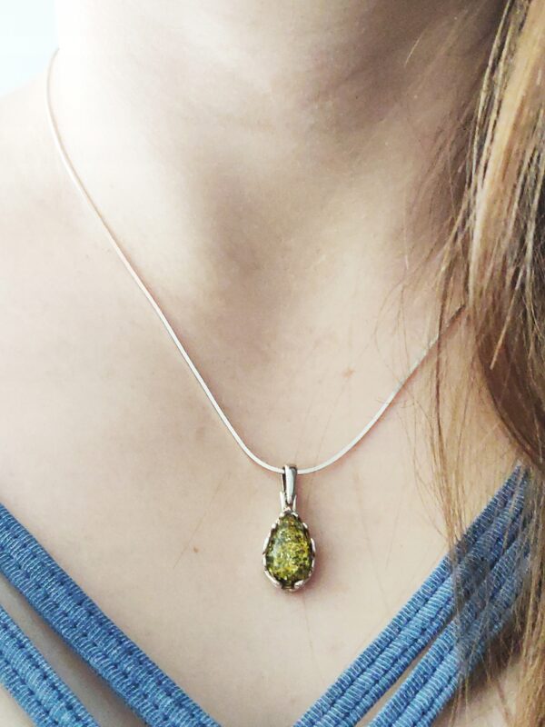 Wisiorek srebrny z zielonym bursztynem - koronkowy