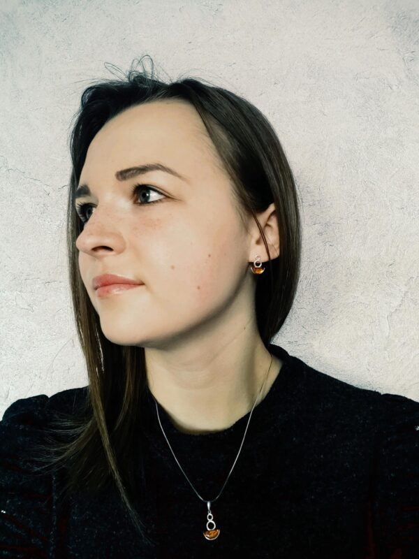 WISIOREK SREBRNY Z BURSZTYNEM BAŁTYCKIM DELIKATNY SUBTELNY ZAWIESZKA 925