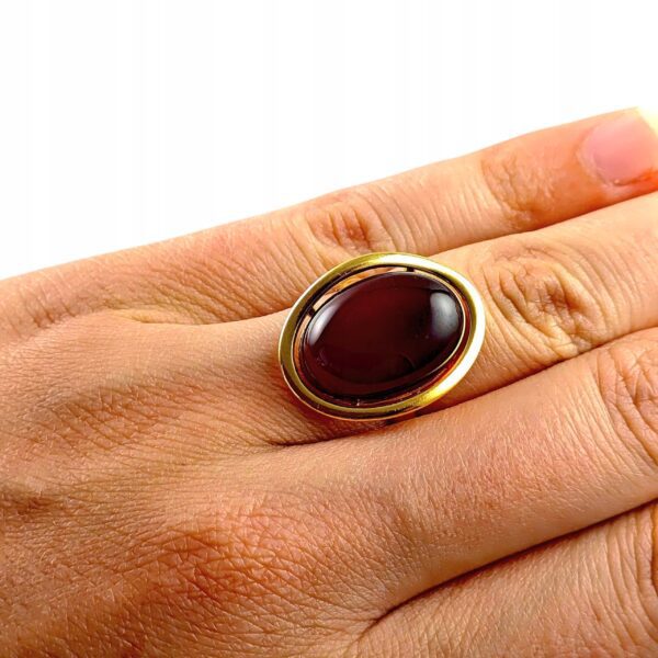 Pierścionek złoty regulowany z wiśniowym bursztynem - owalny klasyczny - srebro pozłacane