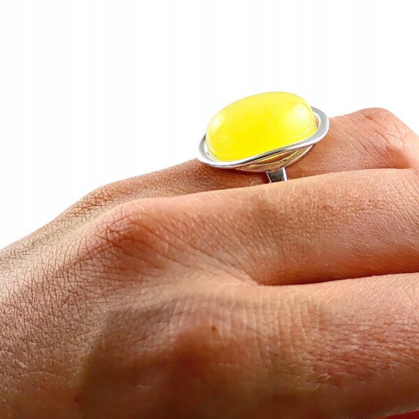 Pierścionek srebrny regulowany z mlecznym bursztynem - owalny klasyczny