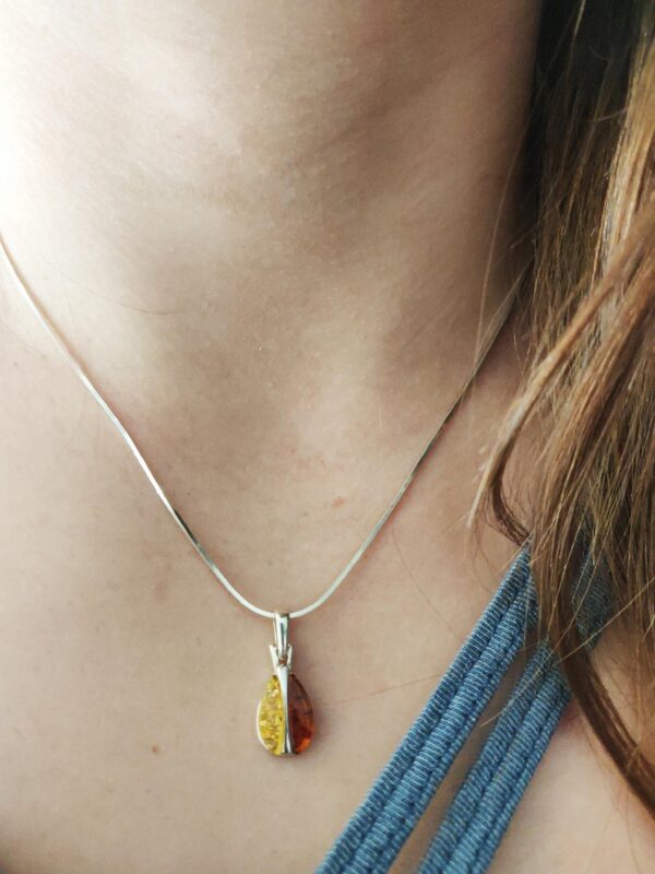 DELIKATNY WISIOREK SREBRNY Z BURSZTYNEM bałtyckim SREBRO 925