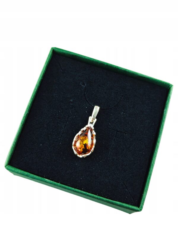Wisiorek srebrny z koniakowym bursztynem - koronkowy
