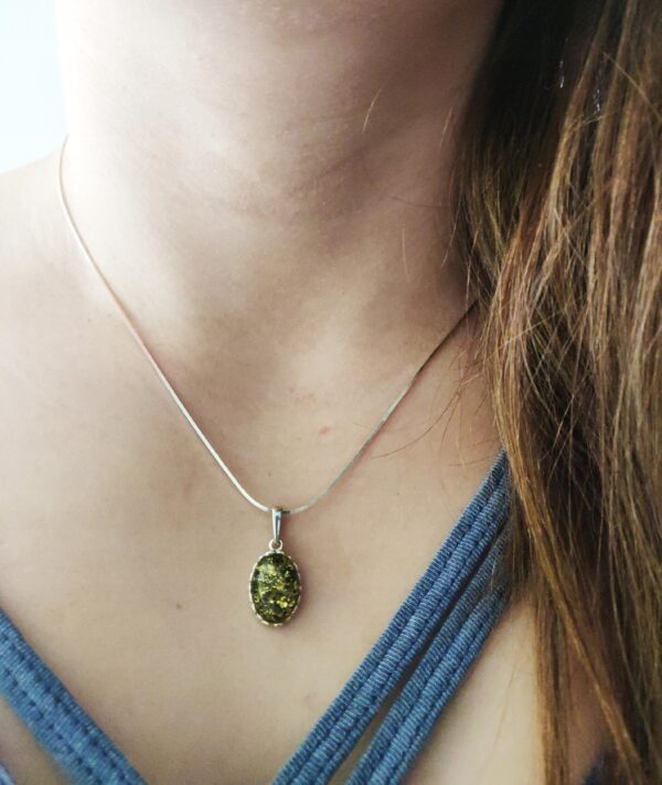 Wisiorek srebrny z zielonym bursztynem - koronkowy