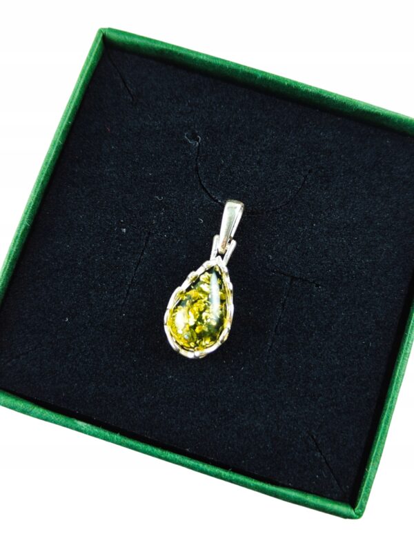 Wisiorek srebrny z zielonym bursztynem - koronkowy