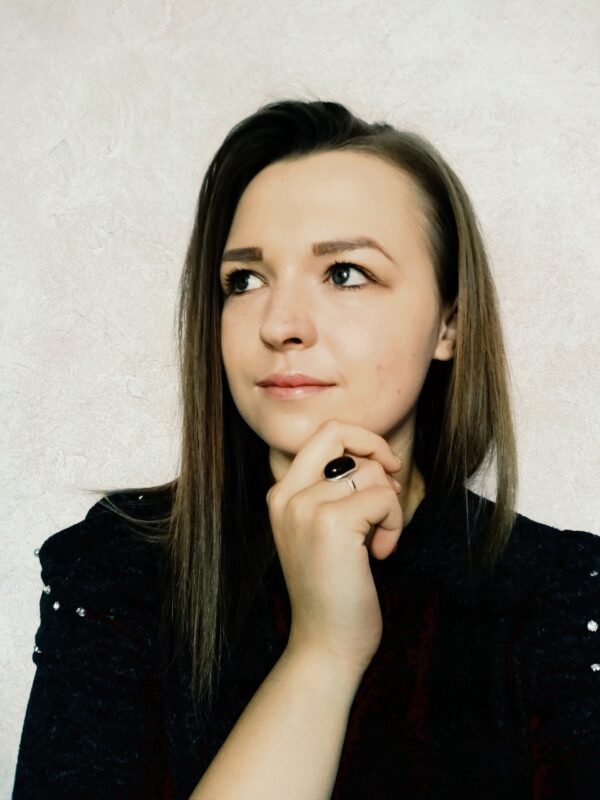 Pierścionek srebrny regulowany z mlecznym bursztynem - owalny klasyczny