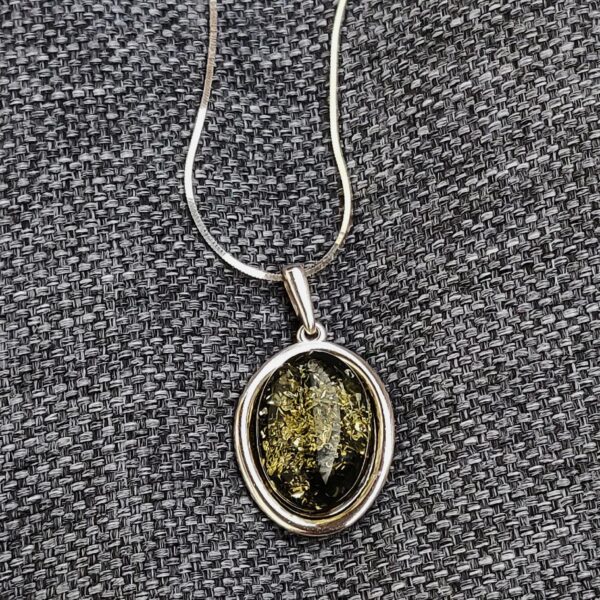 Wisiorek srebrny z zielonym bursztynem