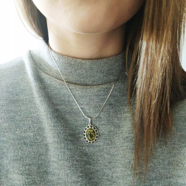 Wisiorek srebrny z dużym zielonym bursztynem