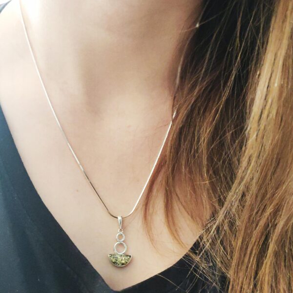 WISIOREK srebrny MODNY Z BURSZTYNEM BAŁTYCKIM DELIKATNY 925 NA PREZENT