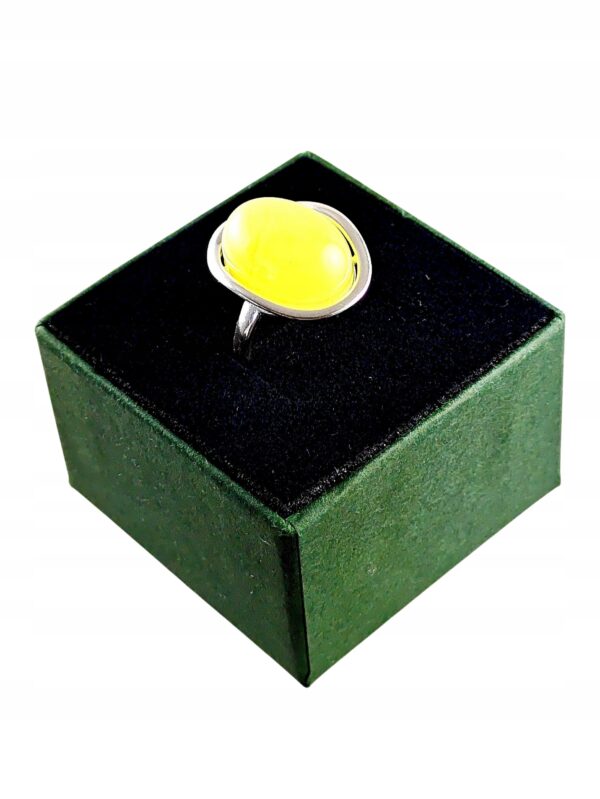 Pierścionek srebrny regulowany z mlecznym bursztynem - owalny klasyczny