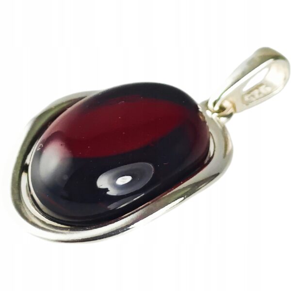 Wisiorek srebrny z wiśniowym bursztynem