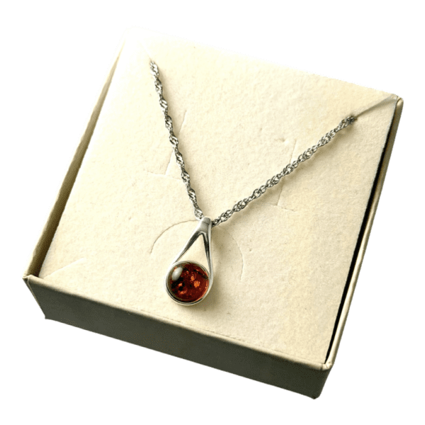 Wisiorek srebrny z koniakowym bursztynem - delikatny