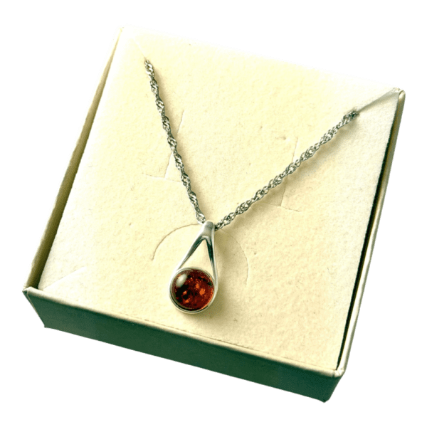 Wisiorek srebrny z koniakowym bursztynem - delikatny