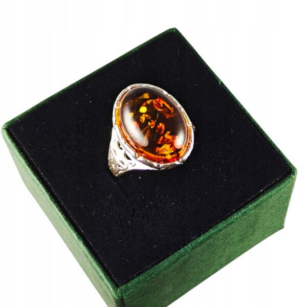 Pierścionek srebrny z bursztynem - owalny z ażurowym zdobieniem