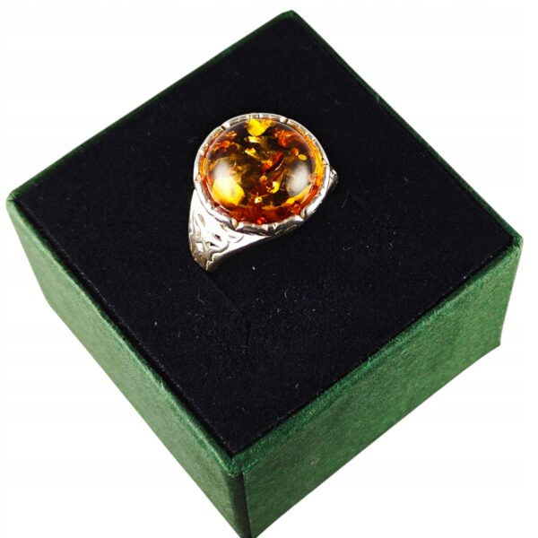 Pierścionek srebrny z bursztynem - okrągły z ażurowym zdobieniem