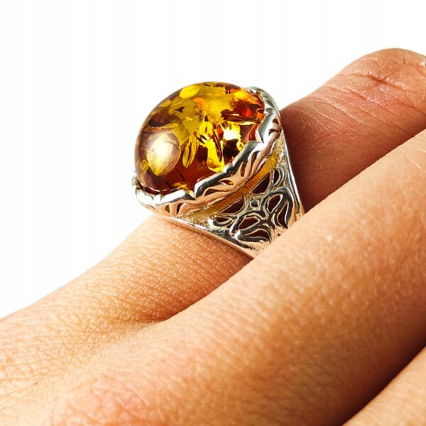 Pierścionek srebrny z bursztynem - okrągły z ażurowym zdobieniem
